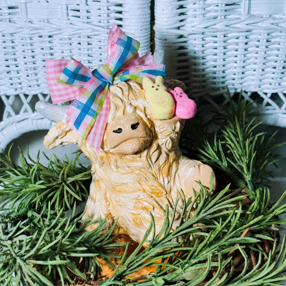 Adorable Easter highland cow holding peeps decor